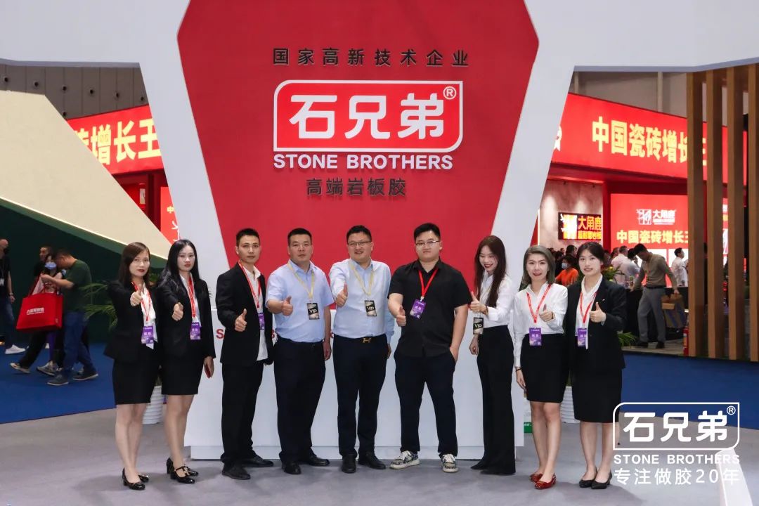 吸睛模特展示產(chǎn)品秀，石兄弟人氣燃爆亞洲最大陶瓷展！